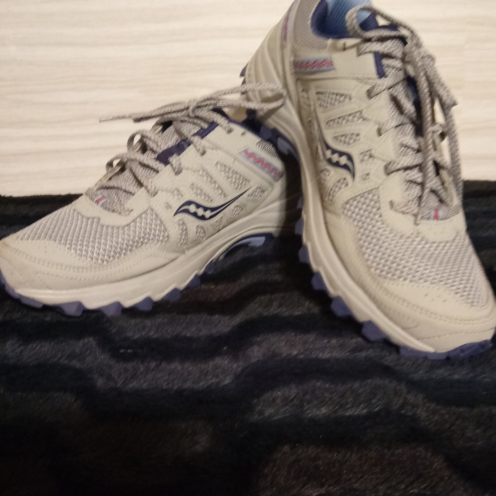 Saucony women's 10 Excursion shoes